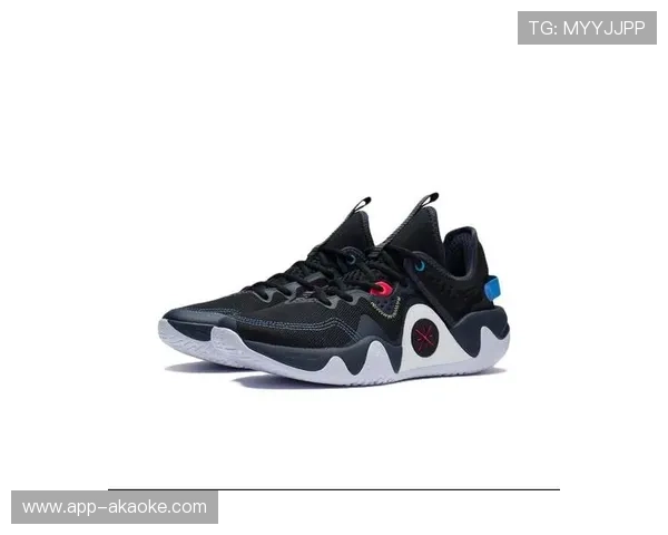 毕比球鞋被踩掉，韦德捡起扔出底线引观众热议