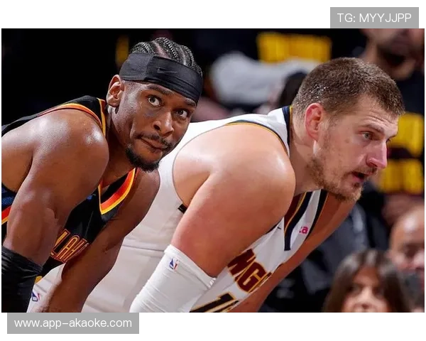 掘金对阵黄蜂赛前，约基奇与弟弟热身互动引球迷欢笑