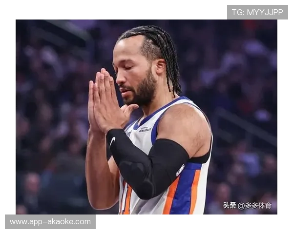 布伦森高举冠军奖杯瞬间 尼克斯更衣室狂欢