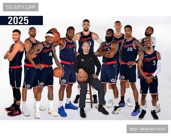 特写：老将保罗在暂停期间向年轻队友讲解破区域联防要点。